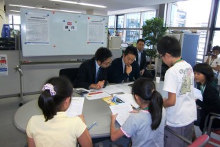 「夏休みキッズ・ビジネススクール in えどがわ」三菱東京ＵＦＪ銀行葛西支店の方に来ていただきました。融資審査も、本番さながらです。